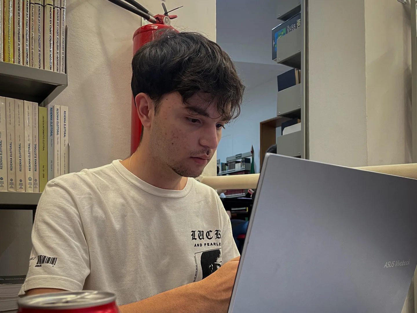 Yago Fontanez programando no notebook